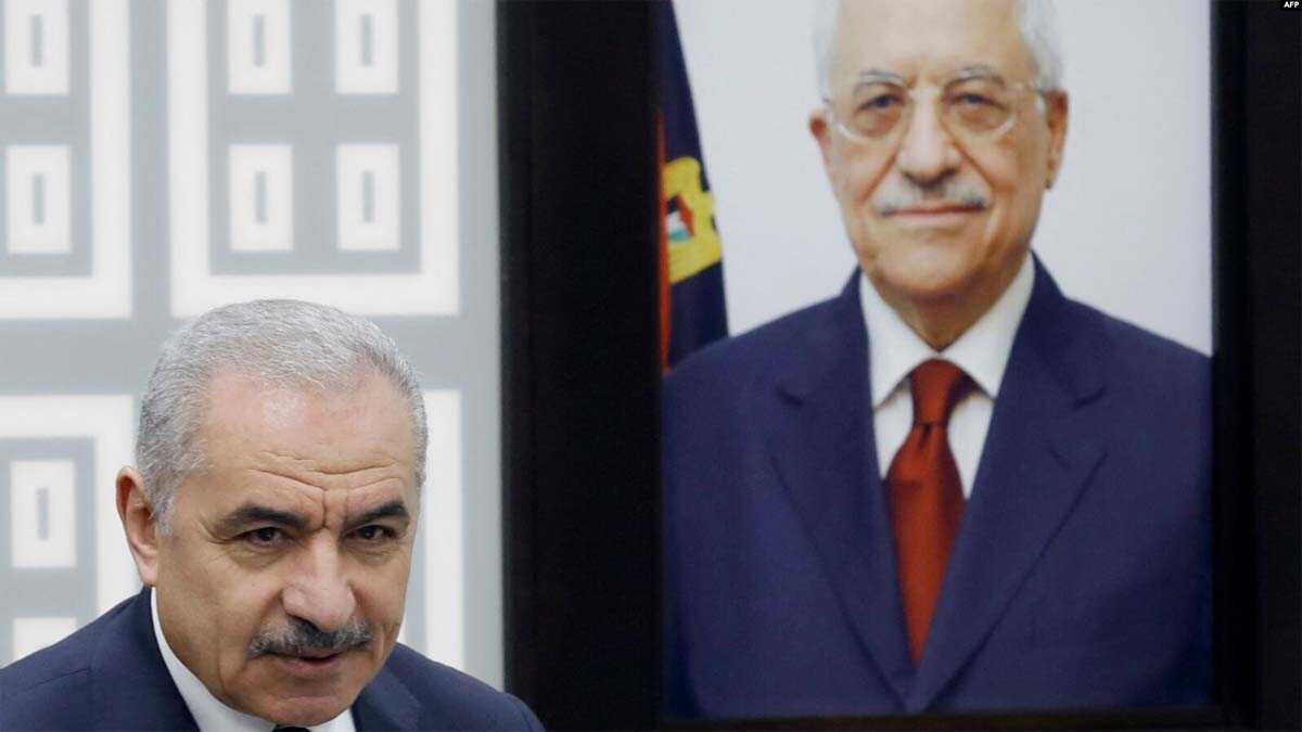 perdana menteri palestina Perdana Menteri Palestina Mohammad Shtayyeh berdiri di samping potret Presiden Otoritas Palestina Mahmud Abbas selama rapat kabinet di mana ia mengumumkan pengunduran diri pemerintahannya dan menyerukan "langkah-langkah politik baru" di Ramallah. (Foto: AFP)