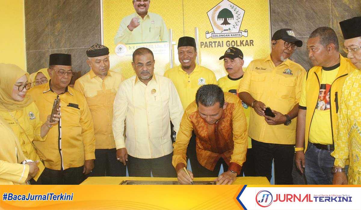 peresmian kantor golkar karimun Gubernur Kepri Ansar Ahmad disaksikan Ketua DPD Partai Golkar Karimun Aunur Rafiq dan petinggi partai lainnya menandatangani prasasti peresmian gedung Kantor atau Sekretariat DPD Partai Golkar Karimun yang selesai direnovasi, Kapling, Tanjung Balai Karimun, Selasa (6/2/2024). (jurnalterkini.id/edy)