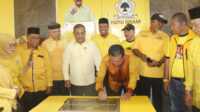 peresmian kantor golkar karimun Gubernur Kepri Ansar Ahmad disaksikan Ketua DPD Partai Golkar Karimun Aunur Rafiq dan petinggi partai lainnya menandatangani prasasti peresmian gedung Kantor atau Sekretariat DPD Partai Golkar Karimun yang selesai direnovasi, Kapling, Tanjung Balai Karimun, Selasa (6/2/2024). (jurnalterkini.id/edy)
