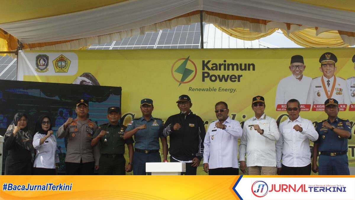 Foto bersama di sela peresmian atau groundbreaking ceremony pembangunan PLTS milik PT Karimun Power Plant di Parit Rempak, Kecamatan Meral, Kabupaten Karimun, Kepulauan Riau, Rabu (7/2/2024). (jurnalterkini.id/edy)