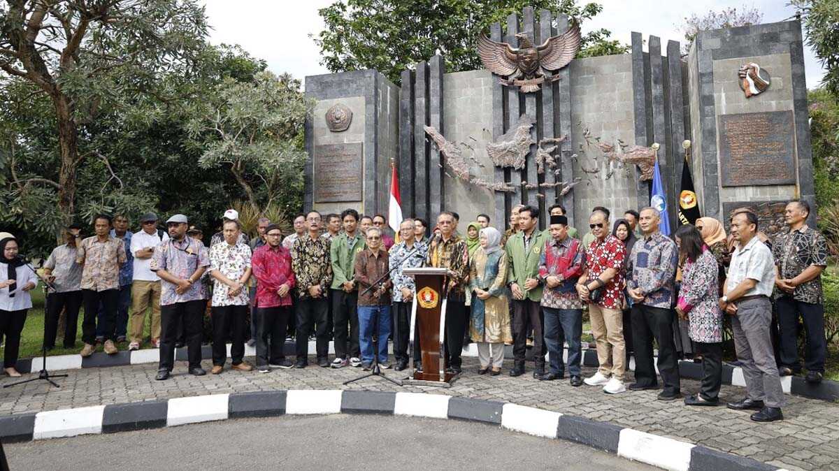 pernyataan sikap upnvy jelang pemilu Guru Besar Prof. Dr. Ir. Conradus Danisworo, M.Sc. (tengah) saat membacakan pernyataan sikap Universitas Pembangunan Nasional Veteran Yogyakarta (UPNYK) di hadapan media dan didampingi oleh sivitas UPNYK di Halaman Gedung Rektorat Kampus I UPNYK, Rabu (7/2/2024). (Foto: Humas UPNYK)