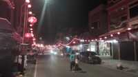 Warga menyeberangi jalan raya di Meral Kota, Kecamatan Meral Kabupaten Karimun yang memerah diterangi ribuan lampion, Minggu (4/2/2024). Penyalaan ribuan lampion di kawasan ini sudah menjadi tradisi dalam menyambut Tahun Baru Imlek, tidak terkecuali Tahun Baru Imlek 2575/2024 yang merupakan Tahun Naga Kayu. (jurnalterkini.id/jansen)