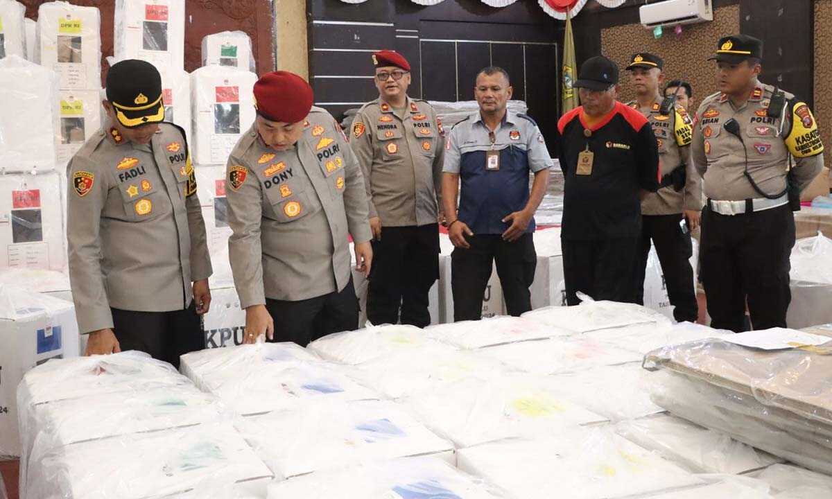 Perwira Pengawas Wilayah (Pamatwil) Polda Kepulauan Riau (Kepri) Kombes Pol Dony Alexander (2 kiri) didampingi Kapolres Karimun AKBP Fadli Agus (kiri) mengecek logistik di sela pemeriksaan kesiapan pengamanan di gudang logistik Panitia Pemilihan Kecamatan (PPK) Kecamatan Karimun di Gedung Nasional, Tanjung Balai Karimun, Selasa (13/2/2024). (Foto: Humas Polres Karimun/Helman)
