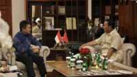 Duta Besar Tiongkok untuk Indonesia Lu Kang (kiri) berbicara dengan Prabowo Subianto dalam kunjungannya ke kediaman Prabowo di Jakarta pada 18 Februari 2024. (Foto: Courtesy of TKN Prabowo Gibran)