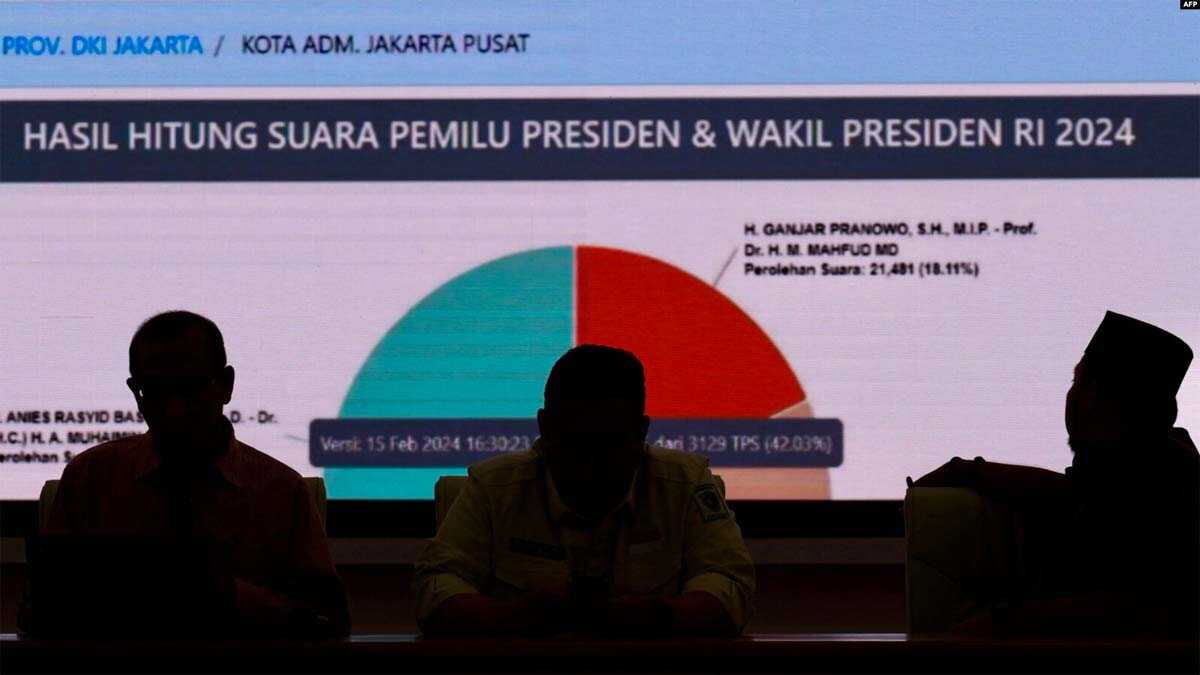 Pejabat Komisi Pemilihan Umum (KPU) melakukan rekapitulasi nasional hasil pemilu di kantor KPU di Jakarta, 15 Februari 2924, sehari setelah pemilihan presiden dan legislatif. (BAY ISMOYO / AFP)