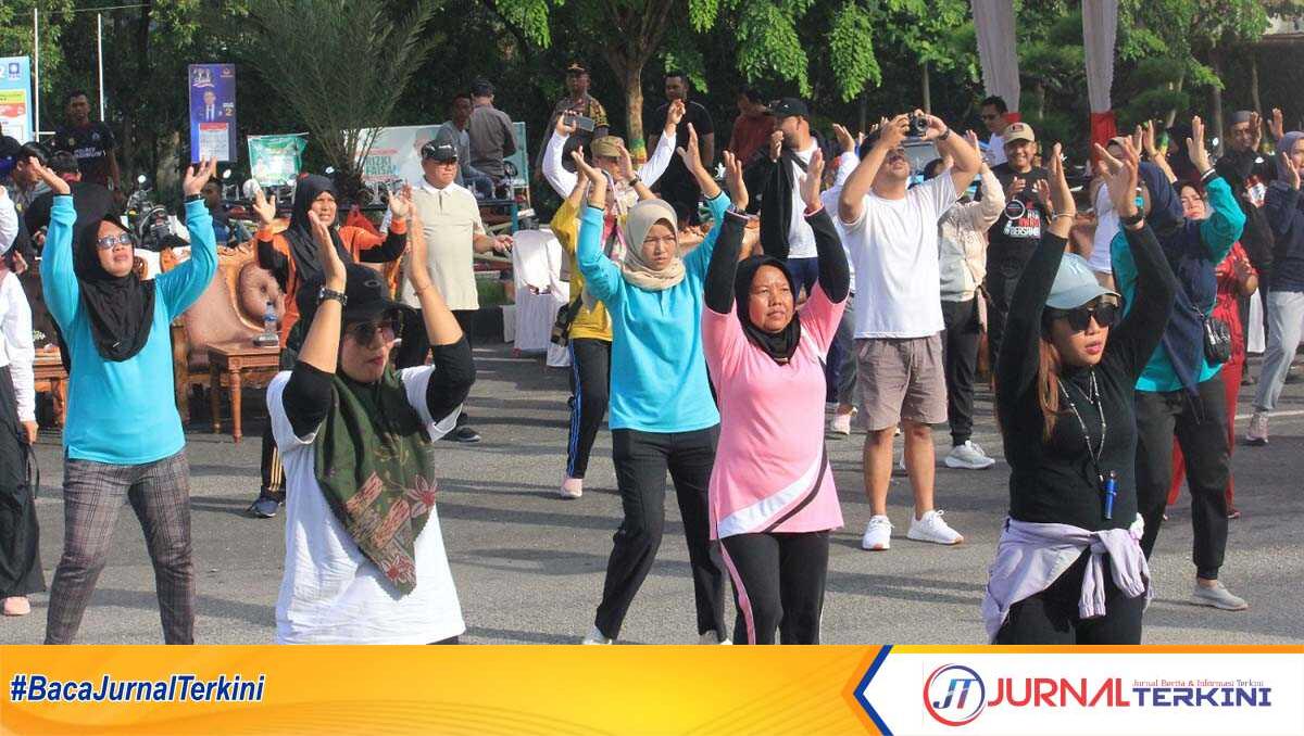senam sehat jingle pemilu di karimun KPU Karimun menggelar senam sehat Jingle Pemilu 2024 di Panggung Putri Kemuning, Coastal Area, Tanjung Balai Karimun, Sabtu (10/2/2024). (jurnalterkini.id/edy kencana)