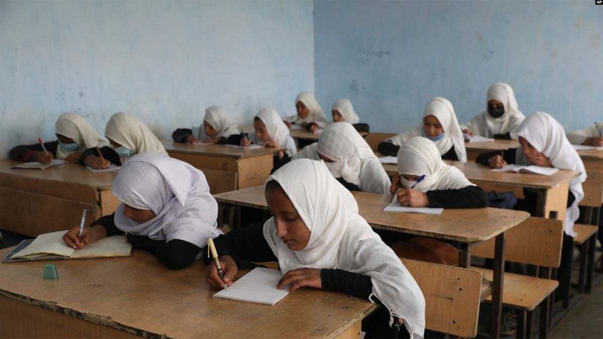 siswa perempuan afghanistan Para siswa perempuan Afghanistan sedang belajar di sebuah sekolah di Kabul, Afghanistan, Sabtu, 27 Maret 2021. (AP Photo/Rahmat Gul)