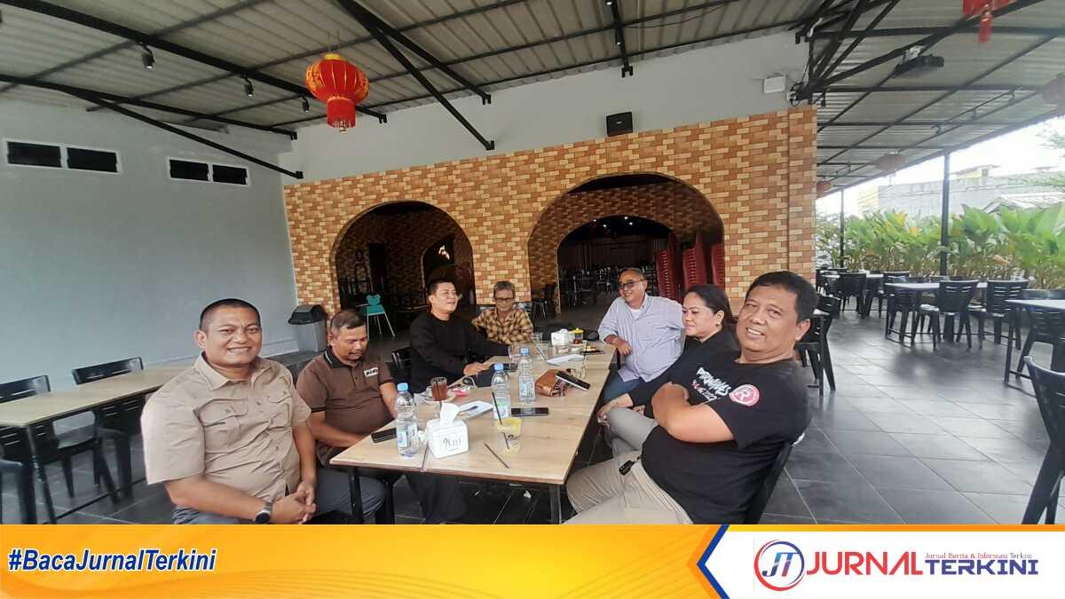 Plt Ketua SMSI Kepri Rinaldi Samjaya (kiri), Ketua Panitia Peringatan HPN ke-78 dan HUT SMSI Zabur Anjasfianto (kanan), sekretarisnya Indra Helmi (3 kiri) bertemu dengan pengurus SMSI Karimun di Foodpedia, Tanjung Balai Karimun, Sabtu (3/2/2024). (Dokumentasi pribadi)