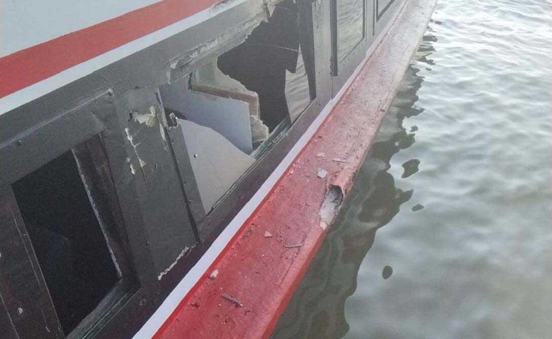 Salah satu speed boat, SB Giam Mas yang rusak di bagian jendela akibat tabrakan dengan SB Solop Indah di perairan depan Pelabuhan Sri Tanjung Gelam, Tanjung Balai Karimun, Senin (5/2/2024). (Foto: Satpolairud Polres Karimun)