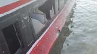 speed boat tabrakan di karimun Salah satu speed boat, SB Giam Mas yang rusak di bagian jendela akibat tabrakan dengan SB Solop Indah di perairan depan Pelabuhan Sri Tanjung Gelam, Tanjung Balai Karimun, Senin (5/2/2024). (Foto: Satpolairud Polres Karimun)
