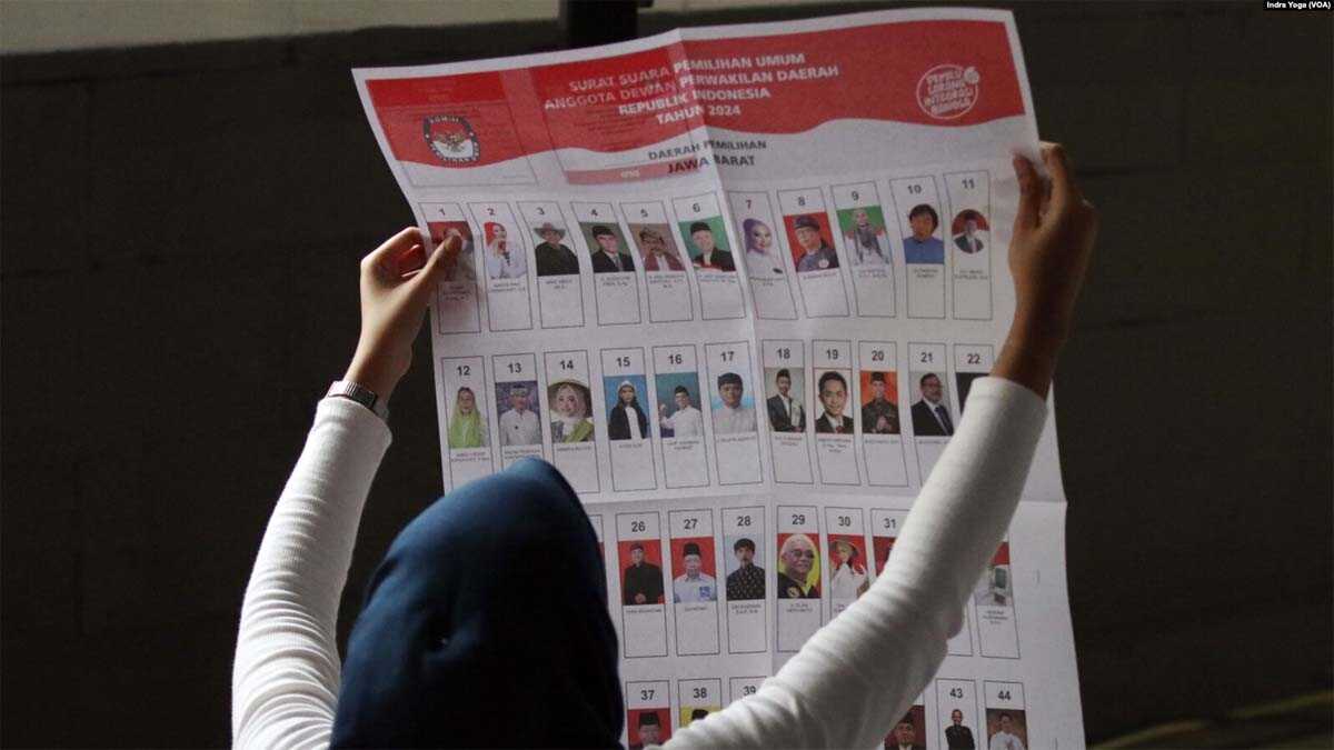 Seorang petugas memeriksa lembar surat suara untuk pemilihan Dewan Perwakilan Daerah RI (DPD RI) di Gudang KPU Kota Depok, di Cibinong, Jawa Barat, Rabu, 10 Januari 2024 (Foto: Indra Yoga/VOA)