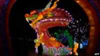 Siluet seorang pria berjalan melewati patung naga di pekan raya tahun baru Imlek di Beijing, China. 10 Februari ini warga Tionghoa memasuki Tahun Naga menggantikan Tahun Kelinci.
