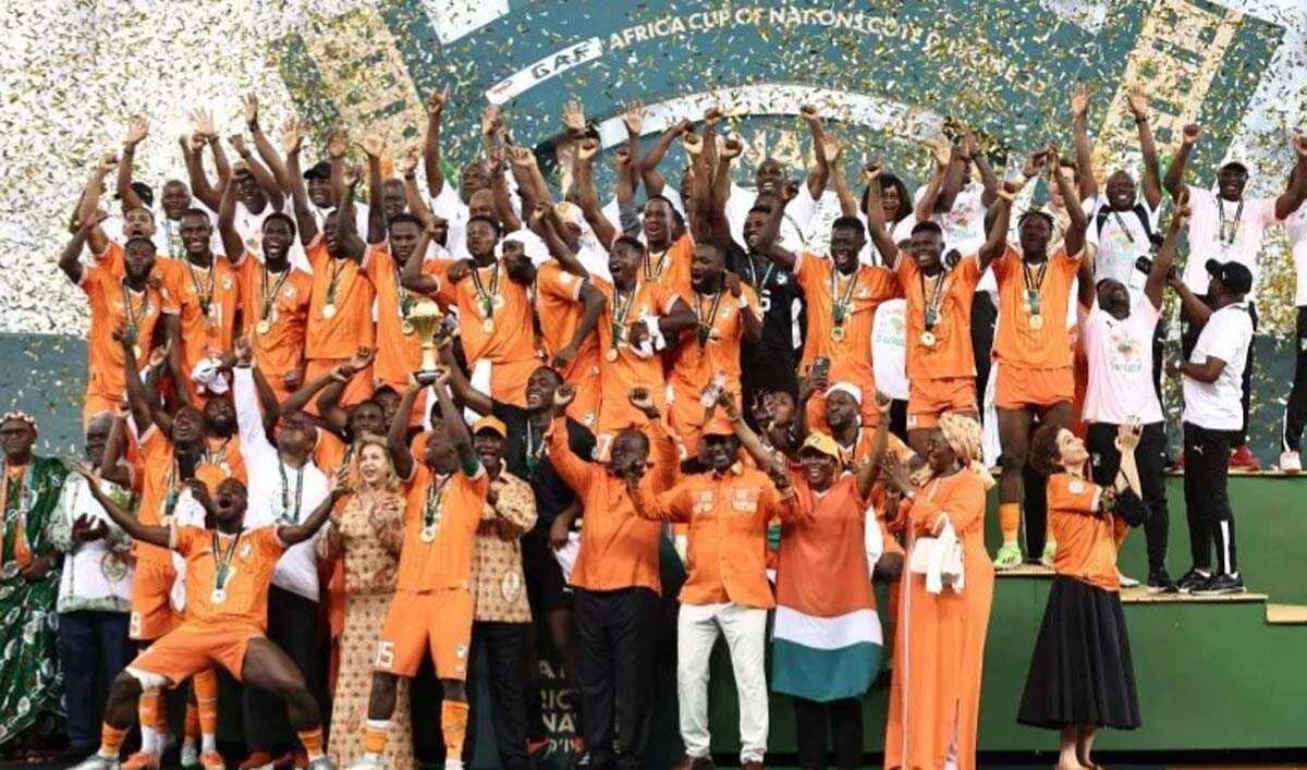 Pemain Pantai Gading Max-Alain Gradel mengangkat trofi Piala Afrika di podium juara setelah Pantai Gading menjuarai Piala Afrika 2022 usai menaklukkan Nigeria 2-1 dalam final di Alassane Ouattara Olympic Stadium di Ebimpe, Abidjan, 11 Februari 2024. (AFP/lFrank Fife)