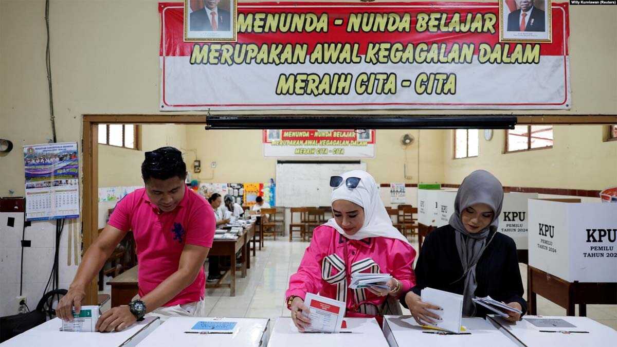 Aktivitas sebuah TPS di Surakarta, Jawa Tengah, 14 Februari 2024. (Foto: REUTERS/Willy Kurniawan)