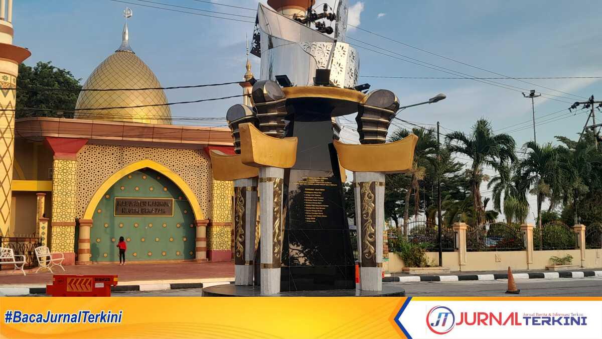 tugu pentadbiran Karimun 2 Tugu Pentadbiran Karimun, tugu dengan ornamen khas Melayu berupa tanjak dan keris, tugu ini jadi simbol identitas dan kebesaran Melayu, terletak di simpang tiga di depan rumah dinas Bupati Karimun yang baru diresmikan pada Januari 2024 yang lalu. (jurnalterkini.id/jansen)