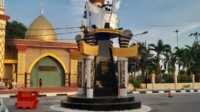 tugu pentadbiran Karimun 2 Tugu Pentadbiran Karimun, tugu dengan ornamen khas Melayu berupa tanjak dan keris, tugu ini jadi simbol identitas dan kebesaran Melayu, terletak di simpang tiga di depan rumah dinas Bupati Karimun yang baru diresmikan pada Januari 2024 yang lalu. (jurnalterkini.id/jansen)