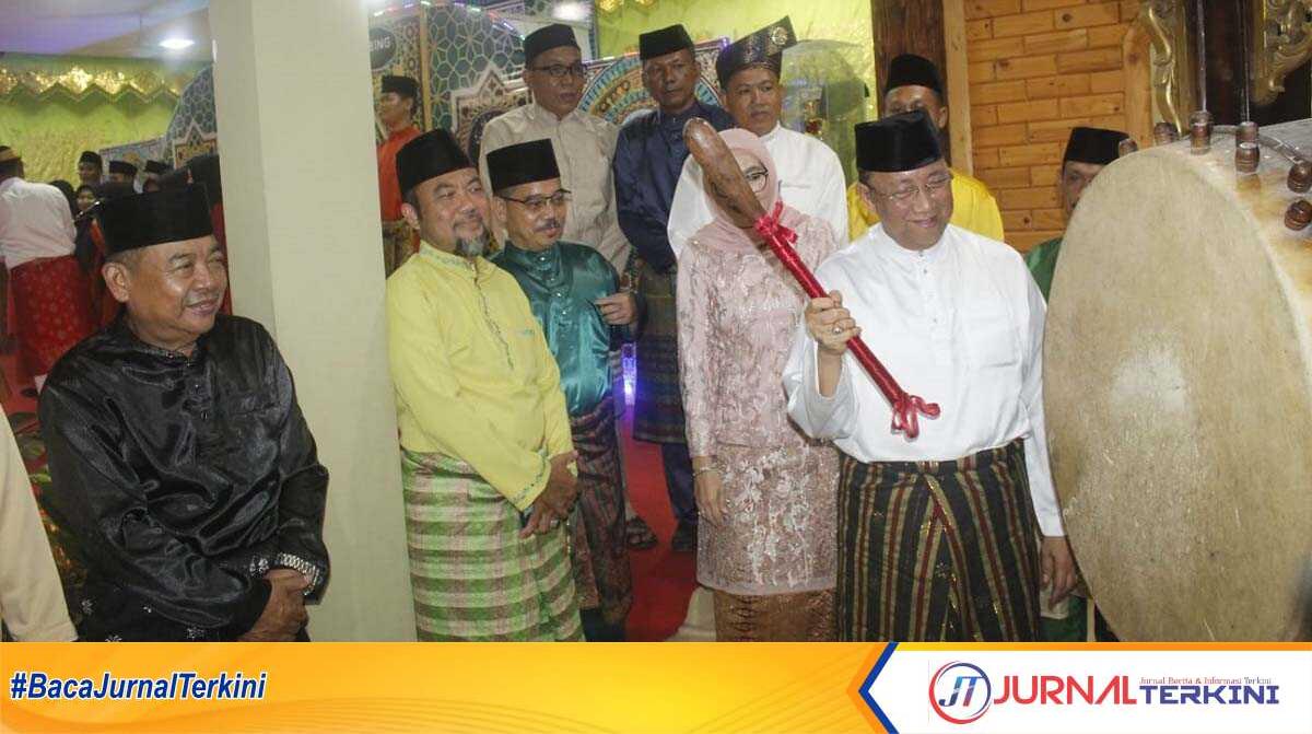 Wakil Bupati Karimun Anwar Hasyim menabuh bedug tanda dimulai Musabaqah Tilawatil Quran (MTQ) tingkat Kecamatan Tebing di Tebing, Rabu (21/2/2024). (jurnalterkini.id/edy kencana)