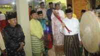 Wakil Bupati Karimun Anwar Hasyim menabuh bedug tanda dimulai Musabaqah Tilawatil Quran (MTQ) tingkat Kecamatan Tebing di Tebing, Rabu (21/2/2024). (jurnalterkini.id/edy kencana)