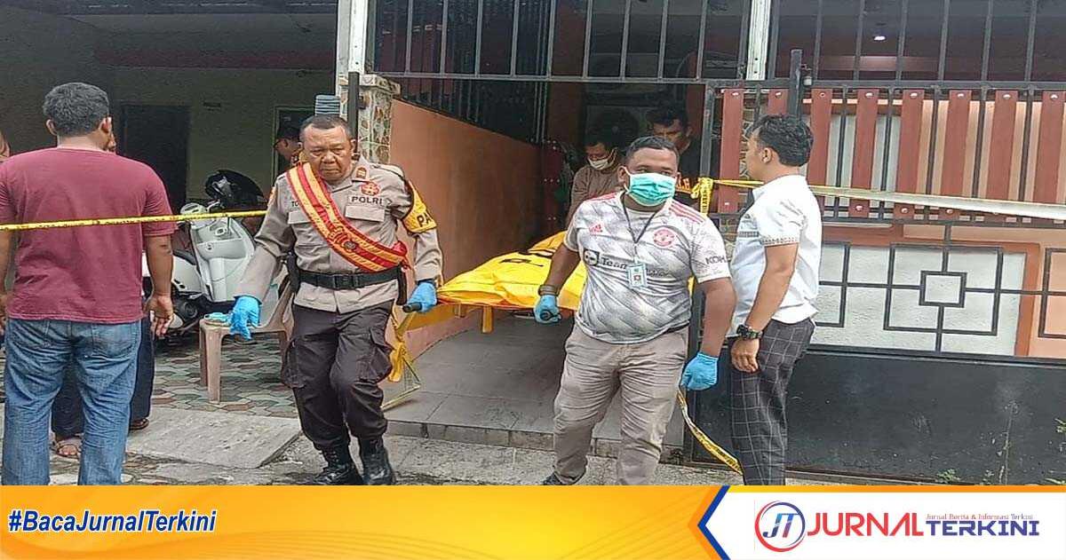 wanita meninggal di sinar indah Petugas mengevakuasi jenazah HA dari rumahnya untuk dibawa ke rumah sakit. Korban yang diketahui seorang wanita ditemukan meninggal di lantai kamar rumahnya di Perumahan Sinar Indah II Leho, Kecamatan Tebing, Kabupaten Karimun, Kepulauan Riau, Sabtu (17/2/2024). (jurnalterkini.id/jansen)