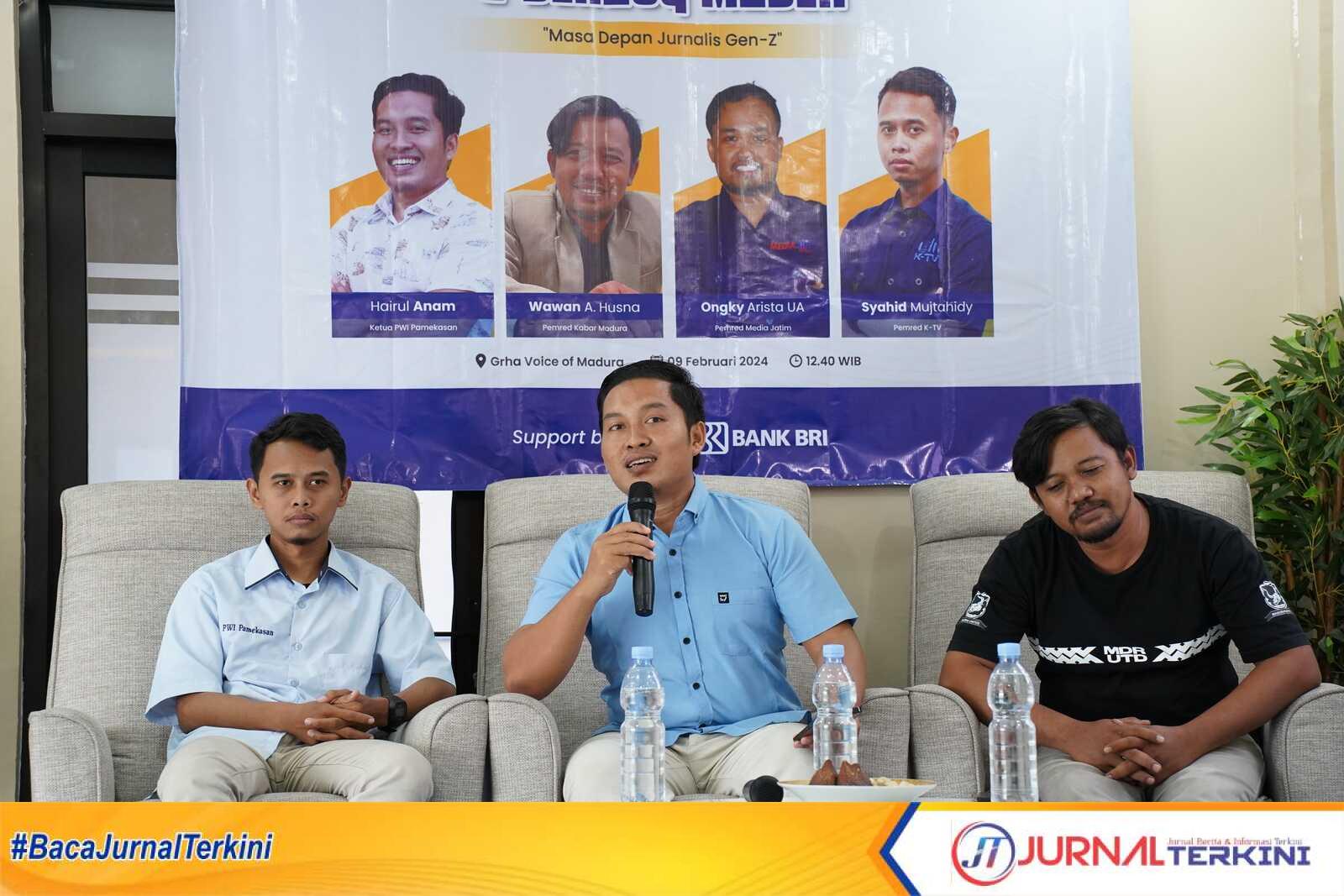 Ketua PWI Kabupaten Pamekasan (Tengah), saat menjadi pemateri di salah satu acara. (Dok. Istimewa)