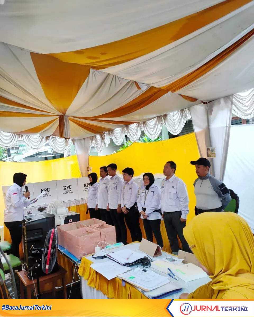 Anggota KPPS saat melakukan tugasnya. Sumber foto FB: Candra Dwiyanto