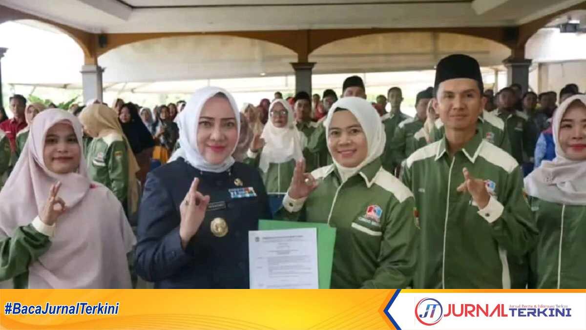 Bupati Musi Rawas Hj Ratna Machmud (kiri) berpose bersama Ketua Forum Guru Penggerak CINDO (Cerdas, Inovatif, Nalar, Kritis, Dedikatif, Optimis) Kabupaten Musi Rawas di Pendopoan Rumah Dinas Bupati Musi Rawas, Jumat (15/03/2024). (jurnalterkini.id/alam budi kesuma)