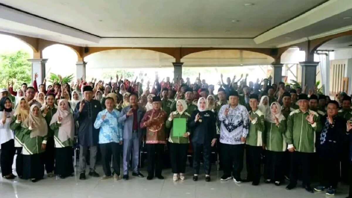 Bupati Musi Rawas Hj Ratna Machmud berfoto bersama Forum Guru Penggerak CINDO (Cerdas, Inovatif, Nalar, Kritis, Dedikatif, Optimis) Kabupaten Musi Rawas di Pendopoan Rumah Dinas Bupati Musi Rawas, Jumat (15/03/2024). (jurnalterkini.id/alam budi kesuma)