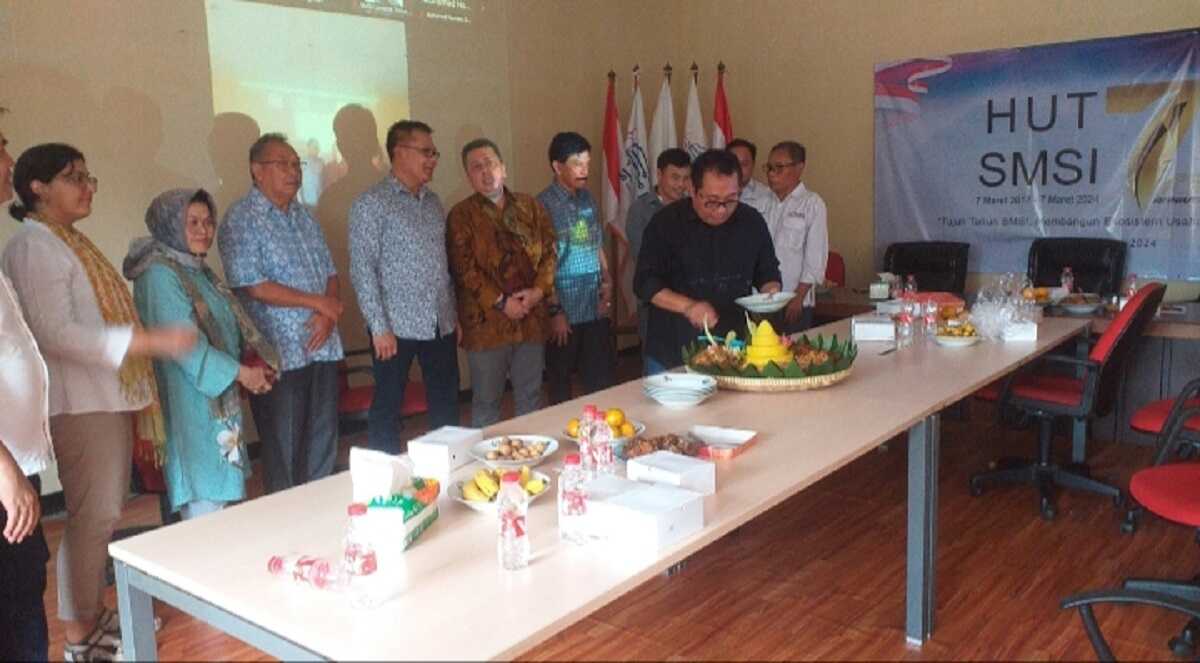 HUT SMSI ke-7 Ketua Umum Serikat Media Siber Indonesia (SMSI) Firdaus memotong tumpeng di Hari Ulang Tahun (HUT) SMSI ke-7 di Sekretariat SMSI, Jakarta, Kamis (7/3/2024). (Foto: SMSI)