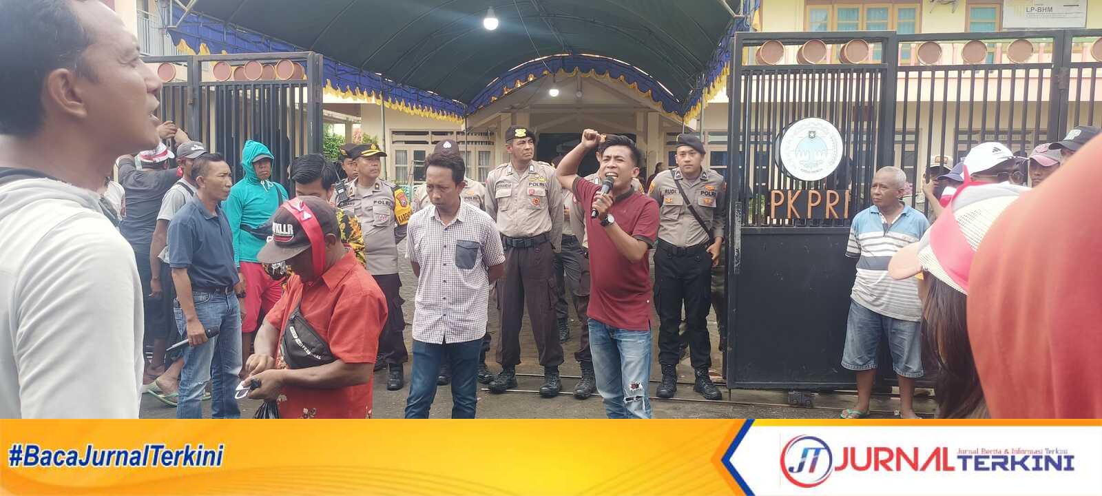 Rohim, salah satu korlap aksi saat menyampaikan aspirasinya di depan Kantor PKPK Kab. Pamekasan, terkait kecurangan hasil pemilu 2024. (Dok. Fiki)