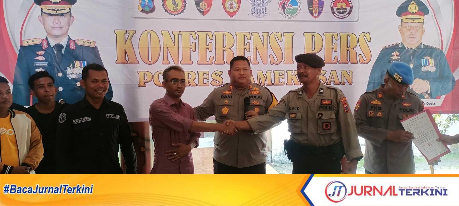 Kapolres Pamekasan (tengah) didampingi 'Jokowi', dan Samhari saat konfrensi Pers di Joglo Joko Tarub Polres Pamekasan (Dok. Fiki)