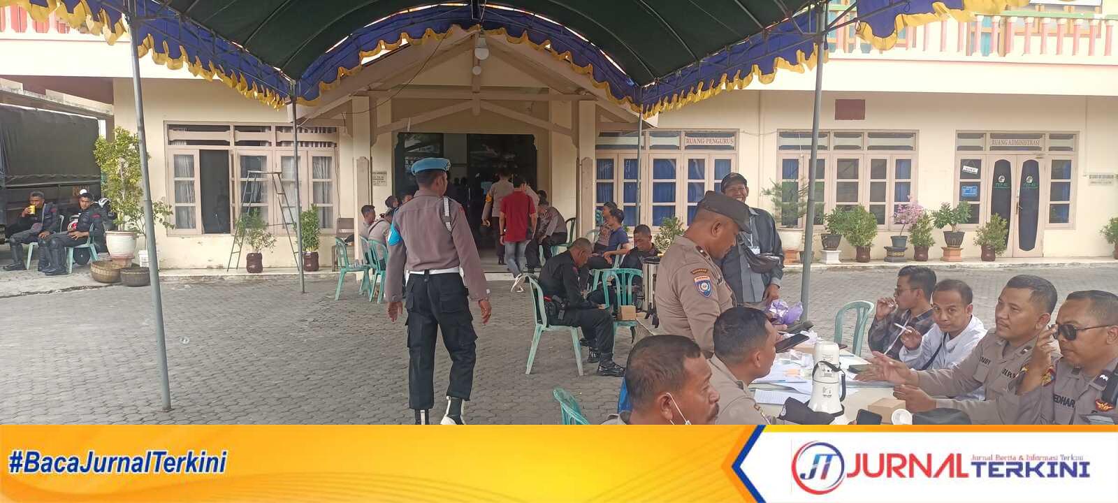 Aparat Keamanan saat menjaga keamanan Rekapitulasi di Gedung PKPN Jl. Kemuning, Kel. Barurambat Kota Pamekasan. (Dok. Fiki)