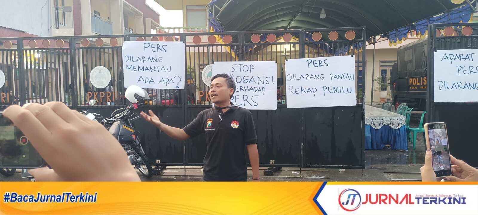 Lutfiadi, saat melakukan aksi solidaritas terkait oknum staf KPU Pamekasan yang membentak wartawan (Dok. Fiki)