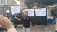Lutfiadi, saat melakukan aksi solidaritas terkait oknum staf KPU Pamekasan yang membentak wartawan (Dok. Fiki)