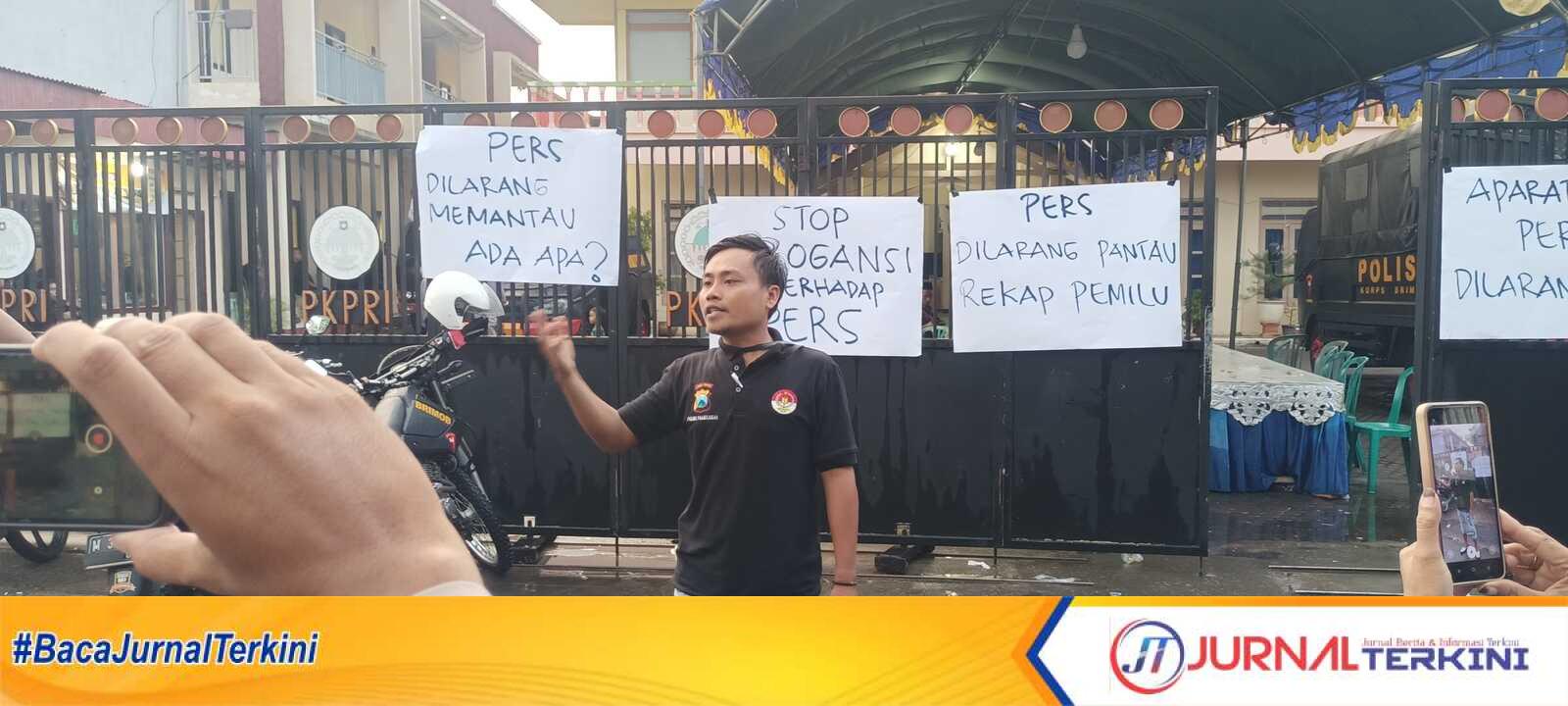 Lutfiadi, Jurnalis Cyberjatim saat melakukan aksi solidaritas di depan Gedung PKP RI Jl. Kemuning No. 22 Kel. Barurambat Kota Kab. Pamekasan (https://jurnalterkini.id/Fiki)
