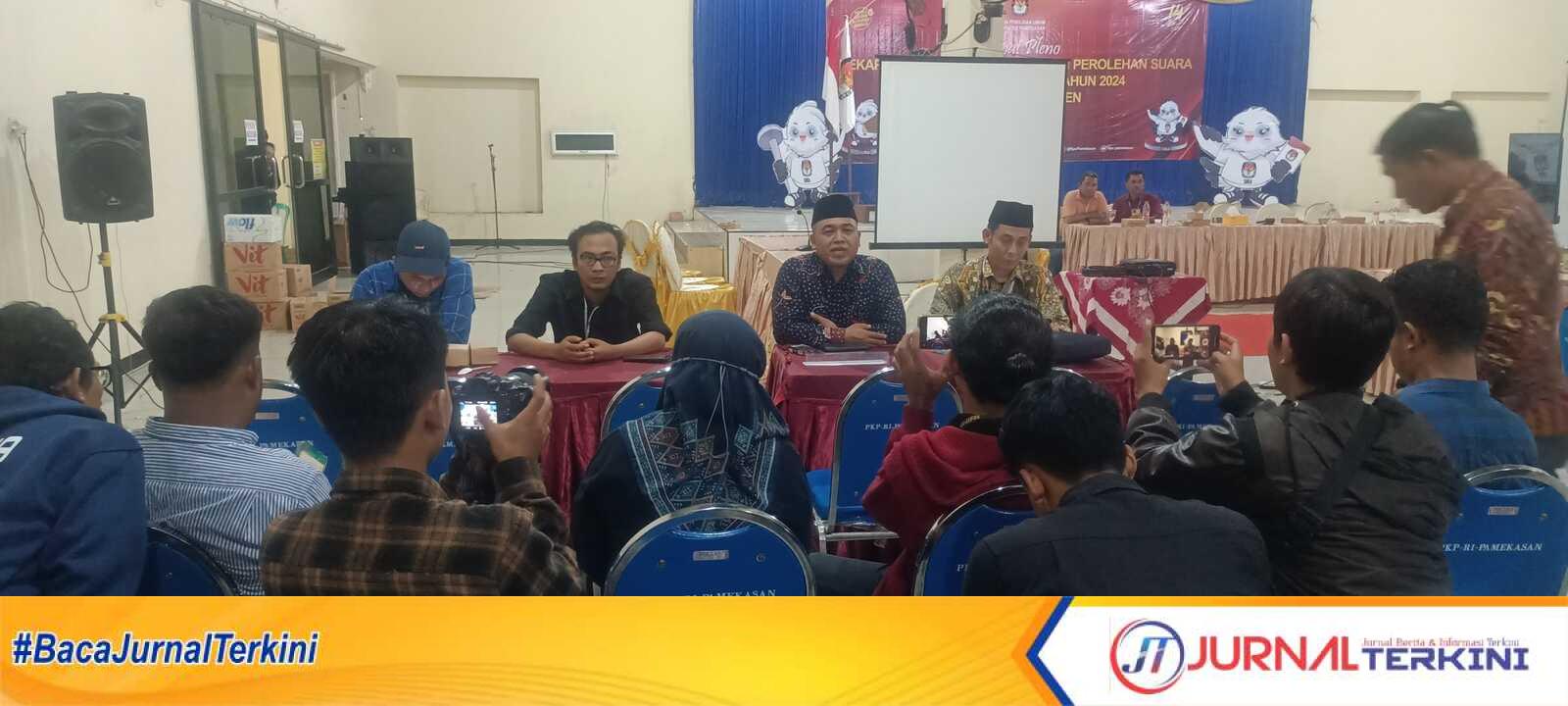 Komisioner KPU Pamekasan, saat melakukan konfrensi Pers di Aula Gedung PKP RI, terkait ulah oknum Staf KPU usir wartawan yang hendak liputan. (https://jurnalterkini.id/Fiki)