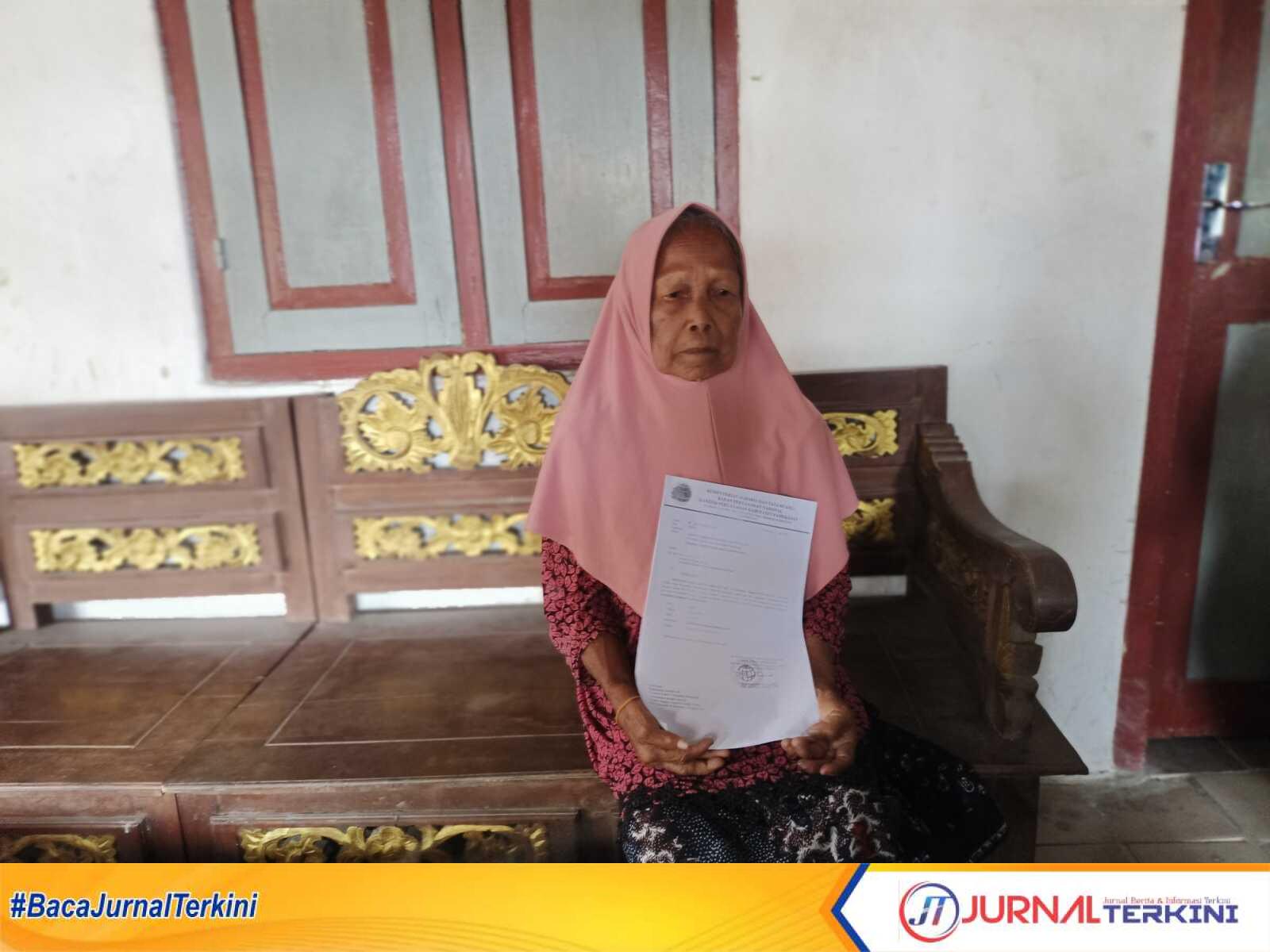Nenek tak berdosa pemilik tanah sah sesuai Leter C Nomor 2208, Blok IIa, Kelas V Luas 0,223 da tersebut kini dijadikan tersangka tanpa dasar hukum yang kuat. (https://jurnalterkini.id/Fiki)