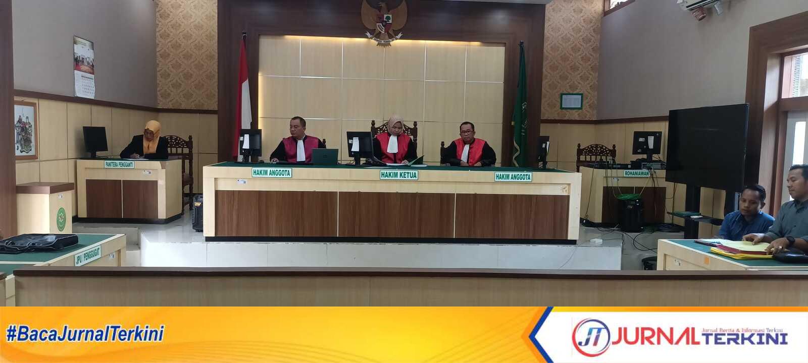Proses sidang gugatan terkait sengketa tanah Nenek Bahriyah terhadap Sri Suhartatik yang tak lain merupakan keponakannya sendiri di Pengadilan Negeri Pamekasan. Kamis, 28/3/24. (jurnalterkini.id/Fiki)