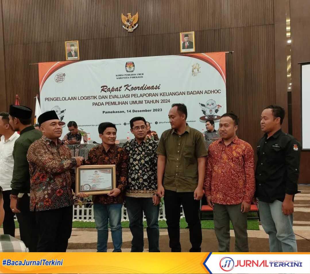 PPK Pakong saat menerima penghargaan sebagai Penyampaian Laporan Pertanggungjawaban Terbaik ke 1 oleh Komisi Pemilihan Umum (KPU) Pamekasan. (https://www.instagram.com/ppkkecamatanpakong)
