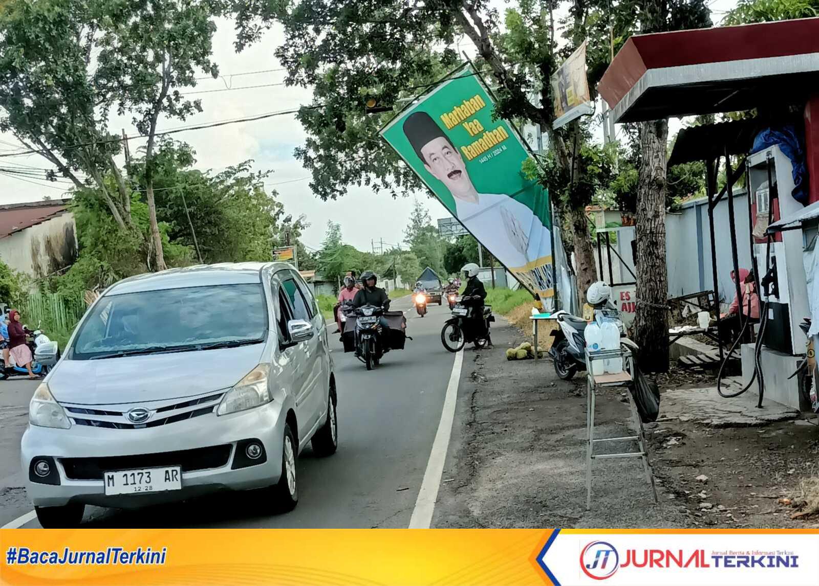 IMG_20240315_160912 Baliho bergambar mantan Wakil Bupati Pamekasan, Dr. Ir. Raden Bagus Fattah Jasin M.S tersebut mulai reot akibat diterjang angin. (https://jurnalterkini.id/Fiki)