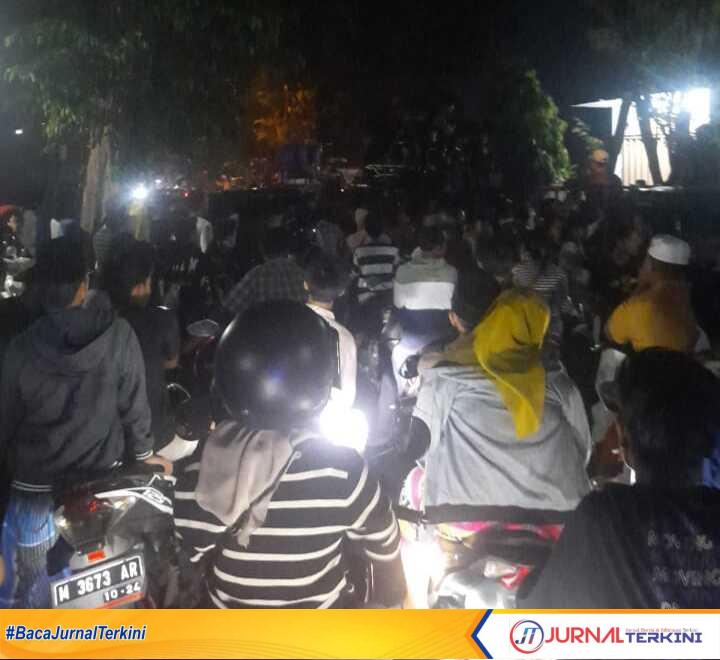 Oknum personel Musik Daul ngamuk, anggota TNI AD diduga jadi korban, akibatnya lalulintas lumpuh total di sepanjang Jl. Raya Raden Abdul Azis, Kel. Jungcangcang Pamekasan. (https://jurnalterkini.id/Fiki)