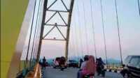 Jembatan Kuning di Leho, Kecamatan Tebing, Kabupaten Karimun, Kepulauan Riau (Kepri) jadi lokasi swafoto yang menarik, Sabtu (24/2/2024). (jurnalterkini.id/yogi)