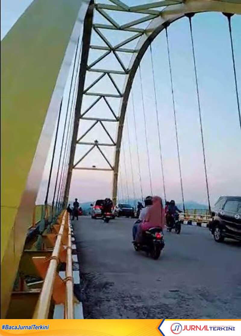 Jembatan Kuning di Leho, Kecamatan Tebing, Kabupaten Karimun, Kepulauan Riau (Kepri) jadi lokasi swafoto yang menarik, Sabtu (24/2/2024). (jurnalterkini.id/yogi)