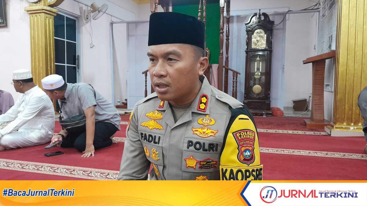 Kapolres Karimun AKBP Fadli Agus diwawancarai usai shalat tarawih di Masjid Al Furqan, Kelurahan Tebing, Kecamatan Tebing, Minggu (17/3/2024) malam. (jurnalterkini.id/yogi)