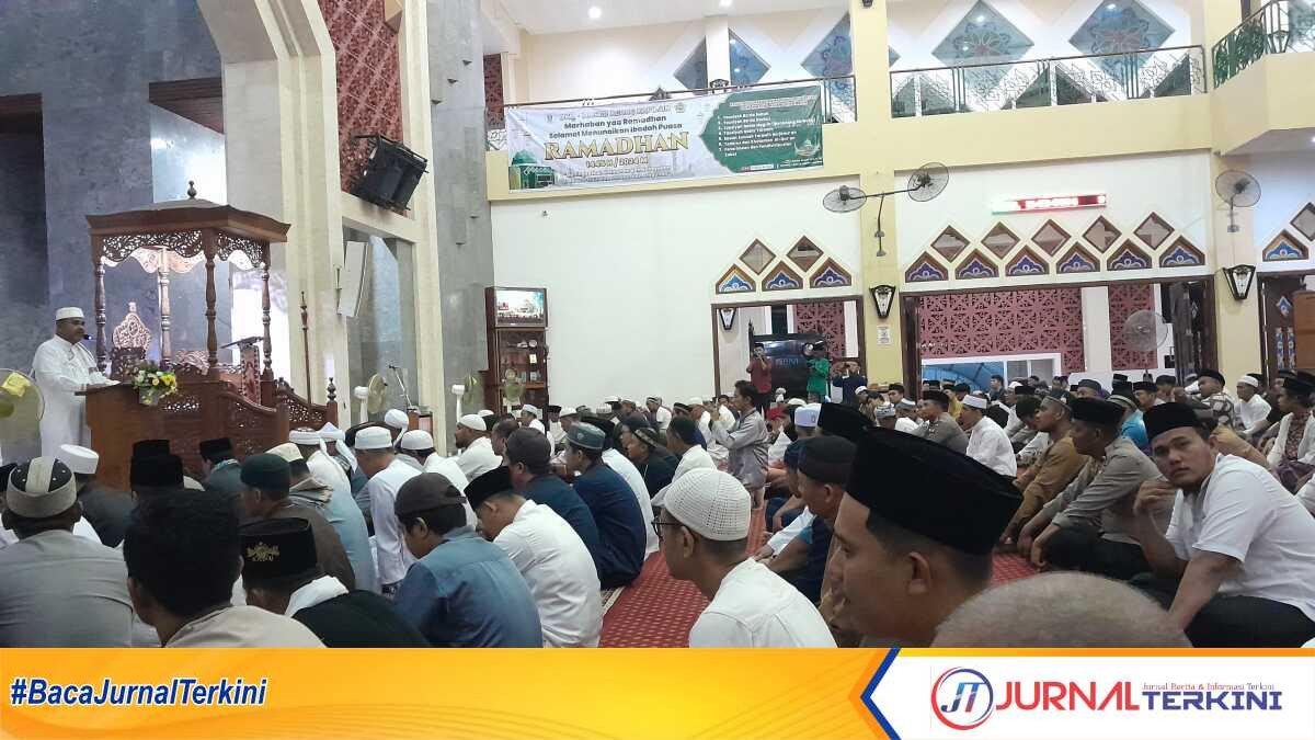 Jamaah menyimak taushiyah Bupati Karimun Aunur Rafiq jelang shalat tarawih di sela Safari Ramadhan di Masjid Agung, Senin (11/3/2024) malam. (jurnalterkini.id/yogi)