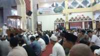 Safari Ramadhan Bupati Karimun di masjid agung Jamaah menyimak taushiyah Bupati Karimun Aunur Rafiq jelang shalat tarawih di sela Safari Ramadhan di Masjid Agung, Senin (11/3/2024) malam. (jurnalterkini.id/yogi)