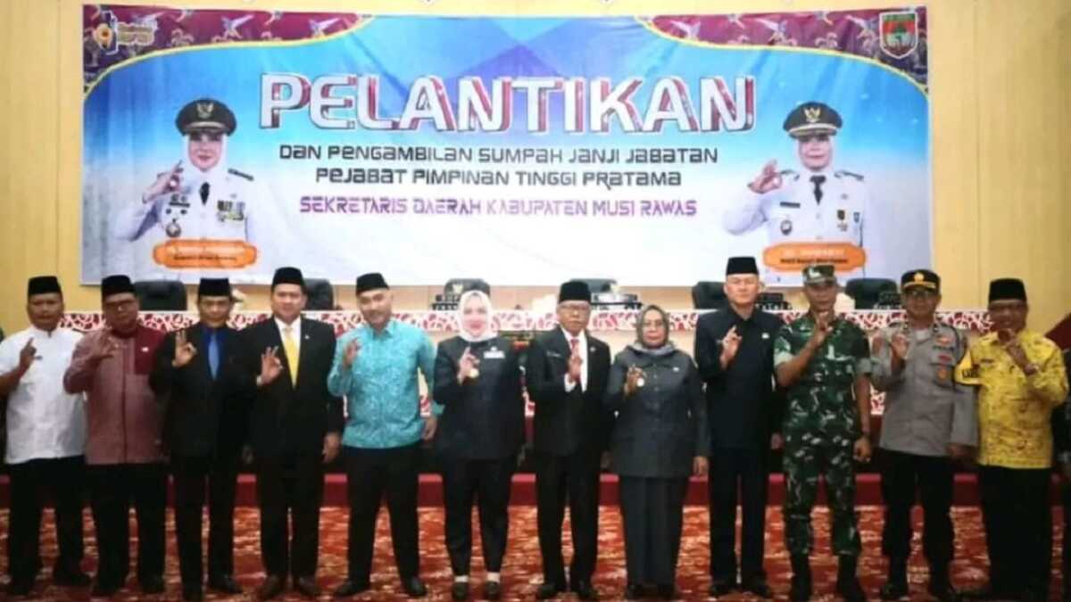 Berfoto bersama usai pelantikan Ali Sadikin sebagai Sekda Musi Rawas di auditorium Pemkab Musi Rawas, Jumat (15/3/2024). (jurnalterkini.id/alam budi kesuma)