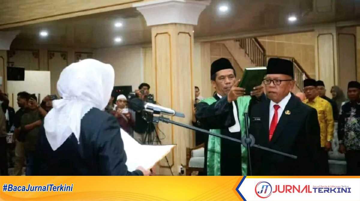 Bupati Musi Rawas Hj Ratna Machmud melantik dan mengambil sumpah dan janji jabatan Ali Sadikin sebagai Sekda Musi Rawas di auditorium Pemkab Musi Rawas, Jumat (15/3/2024). (jurnalterkini.id/alam budi kesuma)