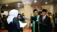 Bupati Musi Rawas Hj Ratna Machmud melantik dan mengambil sumpah dan janji jabatan Ali Sadikin sebagai Sekda Musi Rawas di auditorium Pemkab Musi Rawas, Jumat (15/3/2024). (jurnalterkini.id/alam budi kesuma)