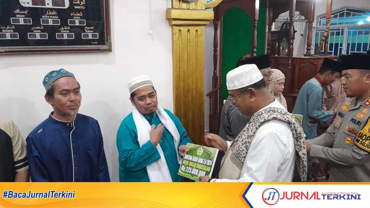 Bupati Karimun Aunur Rafiq bersama sejumlah pejabat dan tokoh masyarakat secara simbolis menyerahkan bantuan dana hibah kepada pengurus masjid, mushalla,surau dan pondok pesantren dalam Safari Ramadhan di Masjid Al Furqan, Kelurahan Tebing, Kecamatan Tebing pada Minggu (17/3/2024) malam. (jurnalterkini.id/yogi)