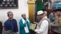 Bupati Karimun Aunur Rafiq bersama sejumlah pejabat dan tokoh masyarakat secara simbolis menyerahkan bantuan dana hibah kepada pengurus masjid, mushalla,surau dan pondok pesantren dalam Safari Ramadhan di Masjid Al Furqan, Kelurahan Tebing, Kecamatan Tebing pada Minggu (17/3/2024) malam. (jurnalterkini.id/yogi)